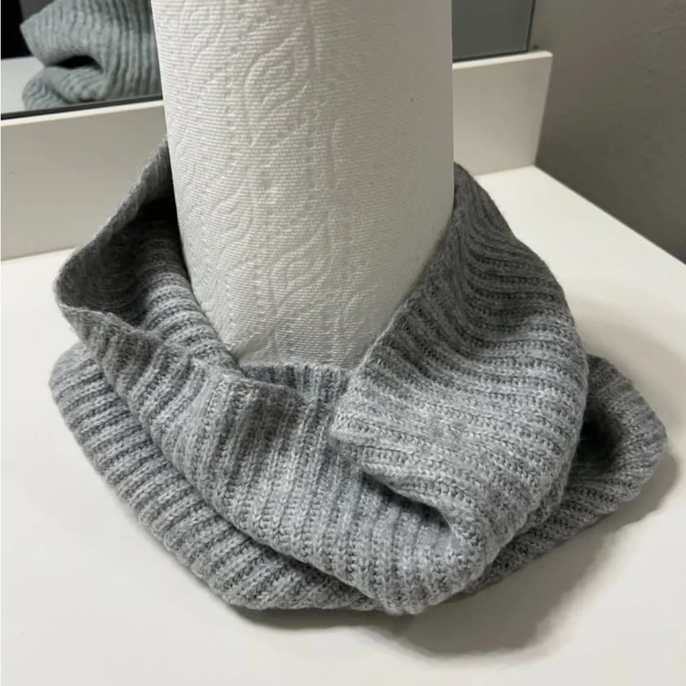 Elegant Gray Ribbed Knit Scarf